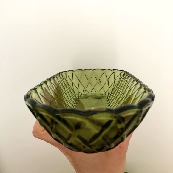 Mid Century Avocado Green Pretzel Design Glass Dish 🥨 - Picture 3 of 3